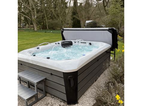 Plug n play hot tubs. Plug and play hot tubs are generally at the value end of the market. Currently plug and play hot tubs on average will cost between $5,000 and $12,000 (Cdn). Roto mold hot tubs are at the lower end of the market between $5,000-$8,000 (Cdn) while acrylic brands are in the $8,000-$12,000 range. 