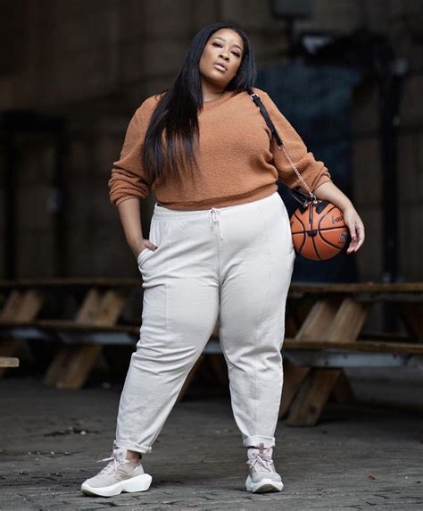 Plus size streetwear. Free size clothing is based on the measurements of the average Korean woman, generally weighing approximately 125 pounds and about 5 ft 3.5 inches. Plus size Asian fashion caters to everyone outside of this range. The US CDC reports that the average American woman weighs around 170 pounds and is an average of 5 ft 7 inches. 