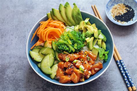 Poke in the bowl. To make a poke bowl, first cut the fish into cubes and mix with your desired marinade. Let your fish marinate in in the fridge for at least 15 minutes: The longer it marinates, the more flavor it ... 