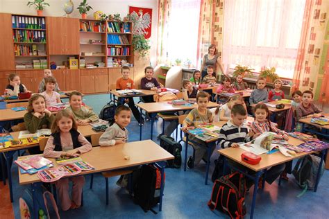 Poland schools. While Polish high schools are free, American schools cost between an average of 55,000 PLN to even 100,000 PLN per year. Sample Costs of American Schools in Poland. Allow me to give you some examples: An American school in Konstancin Jeziorna charges between 50,000 to 60,000 zlotys per year, depending on the program. 