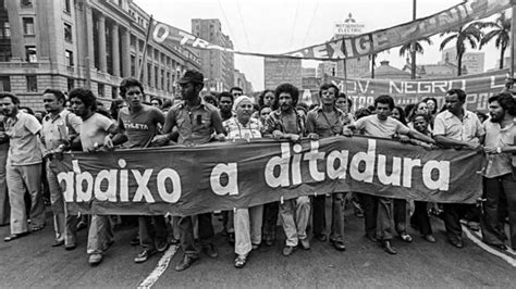 Política no brasil dos anos 70. - Grundfragen des rücktritts vom versuch in theorie und praxis.