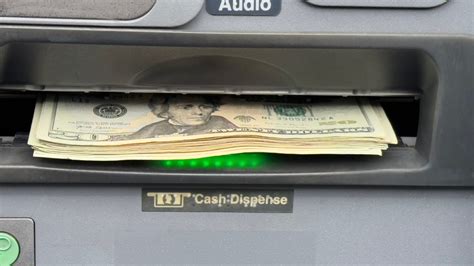Policía de Fairfax alerta sobre robos al sacar dinero de cajeros automáticos