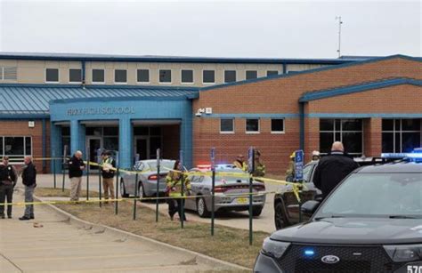 Policía investiga tiroteo con posible atacante armado en una escuela secundaria en Iowa