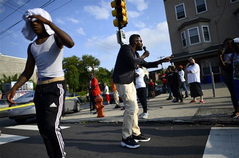 Police: Man, crowd taunt sex offender