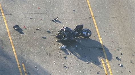 Police: Motorcyclist weaving in traffic crashes, dies in suburbs