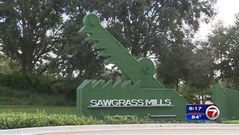 Police: Shattered glass during ‘smash and grab’ at Sawgrass Mills Mall leads to panic