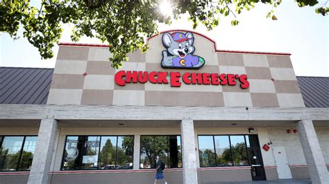 Police: Woman shot to death inside busy Iowa Chuck E. Cheese