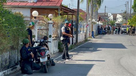 Police besiege gunman in Thailand who killed at least 2
