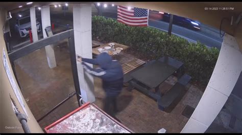 Police searching for subject who fired shots at Steve’s Pizza in Miami