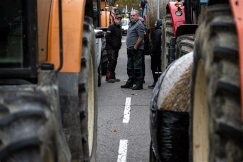 Polish farmers resume blockade of border crossing with Ukraine