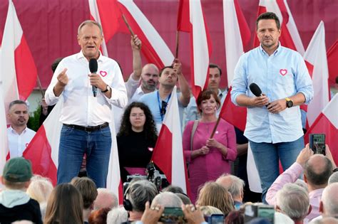 Polish opposition leader Donald Tusk seeks to boost his election chances with a rally in Warsaw