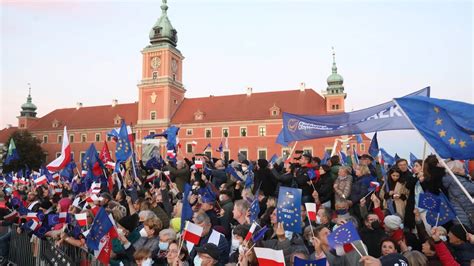 Polish protests — Hungary’s EU role — Sleeper train journey