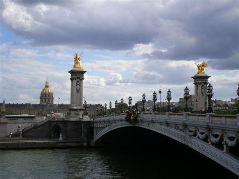 Pont de l'alma. comporte 37 ponts et passerelles. Pont Alexandre III. Pont des Arts. Pont Alexandre III en 1900. Pont des Arts en 1900. Pont Neuf. Pont Mirabeau. 