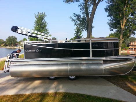 The most popular kinds of boats for sale in Illinois at present are Pontoon, Bowrider, Aluminum Fishing, Bass and other boats, while the most common boat brands available are Lund, Tracker, Sun Tracker, Lowe and Sea Ray. Powerboats are more common than sailboats in Illinois with 2,018 powerboats listed for sale, versus 8 listings for sailboats. .
