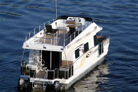 Pontoon houseboat. Full-time residence could be challenging, but Daigno's Le Koroc houseboat is ready for off-grid fishing trips and short-term escapes. The 3-float pontoon boat is light enough to tow to lost lakes ... 