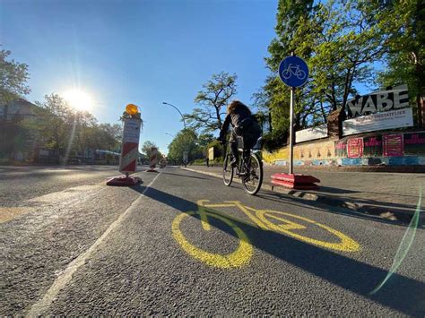 Pop-up-Radwege in Berlin-Friedrichshain-Kreuzberg - YouTube