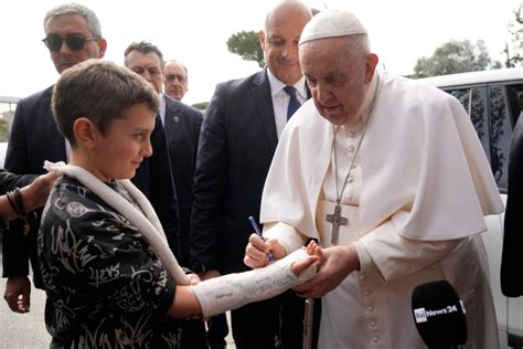 Pope Francis, after leaving the hospital, praises medical workers and signs boy's cast