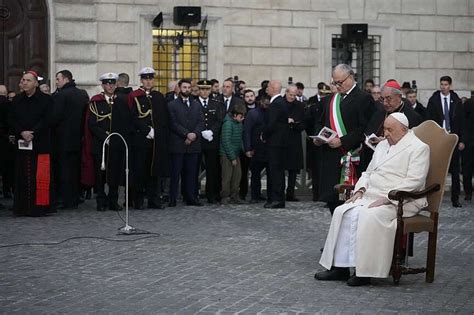 Pope Francis makes first appearance since getting bronchitis