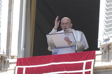 Pope renews call to pray for peace celebrating Easter Monday