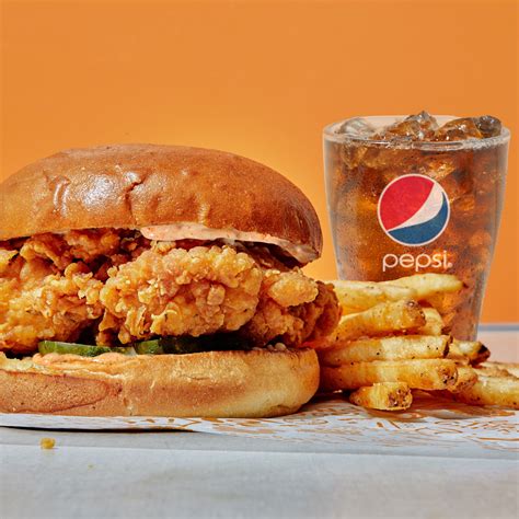 A juicy chicken breast fillet marinated in Popeyes seasonings, hand battered and breaded in our buttermilk system, fried until golden brown. Sandwiched between two buttery toasted brioche buns, topped with our barrel cured pickle …. Popeyes menú