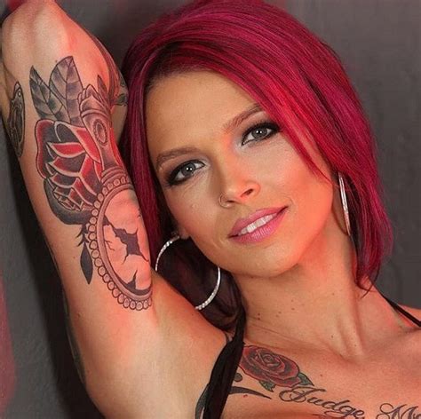 As always, the criteria are not the size, number or position of tattoos, but the final effect they have on the girl as a whole. This can be subjective, so you can help us to improve our ranking writing in the comments which in your opinion are the best pornstars with foot tattoos. Here is our list of the top 50 pornstars with tattooed feet: