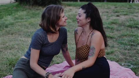 720p. Lesbianas lamiéndo y empuñándo la vagina y ano (subtí