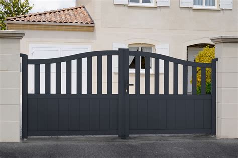 Portail battant 3m. M. com Dictionary, Merriam-Webster, https://www. co...