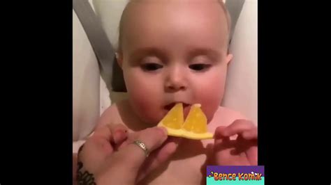 Portakal yiyen bebek