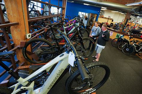 Portland bike shops. North Portland Bike Works: Portland, Oregon&#39;s community non-profit bike shop selling new and used commuter bikes and specializing in repairs. We have workshops to … 