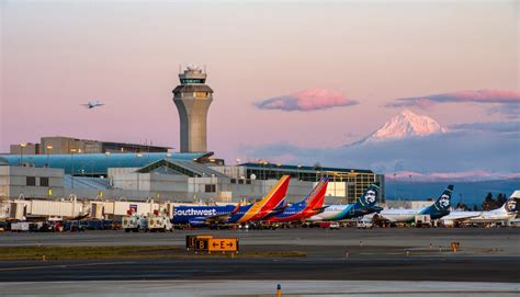 Portland International Airport (PDX) is currently served by more than 15 international and domestic airlines offering about 500 scheduled passenger arrivals and departures daily. More than 60 U.S. cities offer nonstop flights to Portland, including Atlanta, Orlando, New York, Boston and Chicago.