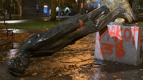 Portland protesters tear down Roosevelt, Lincoln statues during