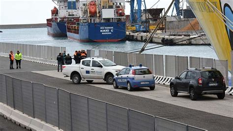 Porto di Livorno : trovato un uomo morto in mare