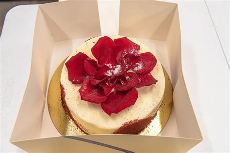 Portos red velvet cake. Description. Layers of coffee-soaked chiffon cake and mascarpone cream. Finished with a ring of traditional ladyfingers and topped with chocolate decor. Serves 10 to 12. Our cakes are decorated by hand, designs may differ slightly. 