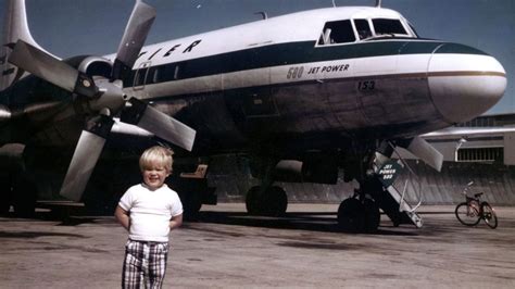 Posó junto a un avión en 1976, cuando era niño. Cuarenta años después recreó la foto con su hijo: este es el resultado