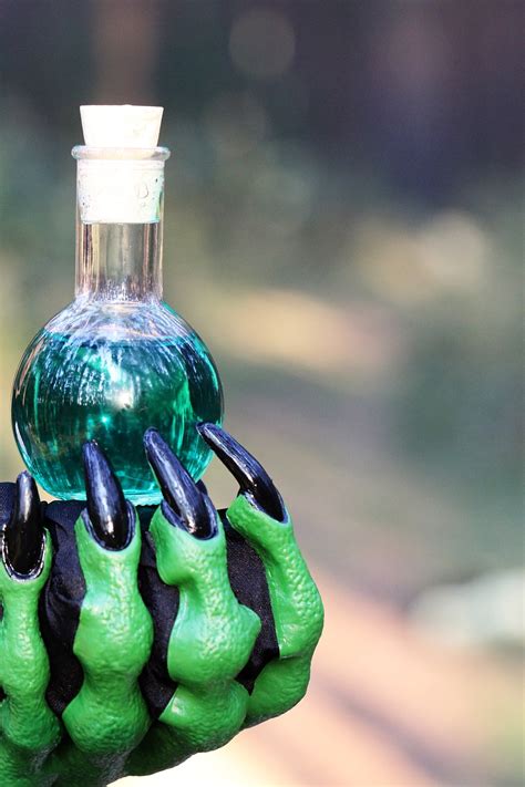 Potion of giant size. A potion that grants the enlarge effect of the enlarge/reduce spell for 1d4 hours. See the description, comments, and basic rules of this uncommon magic item for D&D Fifth Edition. 