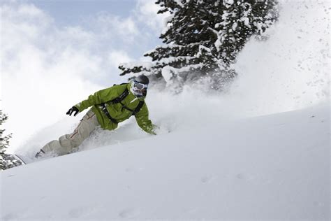 Powder Boarding Tips – How to Snowboard in Deep Powder