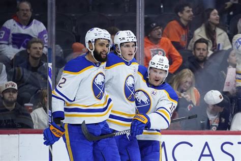 Power gets tiebreaking goal early in third period as Sabres beat Flyers 5-2