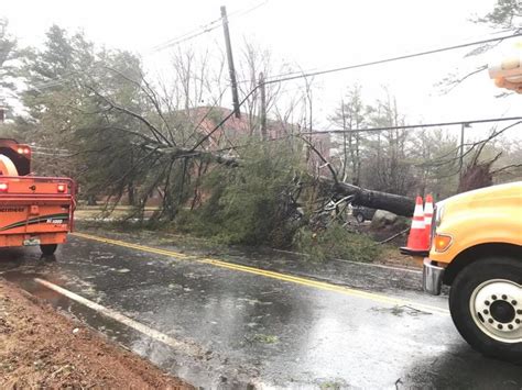 Of the 543,138 customers of Austin Energy tracked by the website, 152,108 are currently without power, and of the 3,896,445 Oncor customers, 141,550 do not have power.. 
