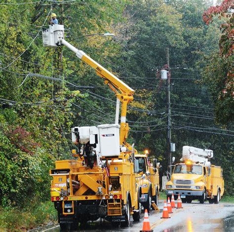 Power outage norwich ct. NORWICH, CT (WFSB) - Utility crews responded to power outages in Norwich and other towns early Friday morning. As of 6:40 a.m., United Illuminating reported fewer than 2,300 customers without ... 