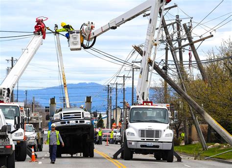 At the peak more than 250,000 customers lost power in Spokane and North Idaho. ... As of 7 a.m. Avista was reporting power outages affecting about 2,600 customers down from around 34,000 customers .... 
