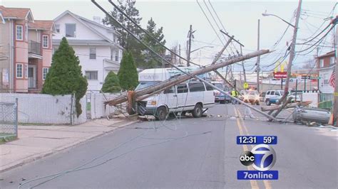 Power outage staten island. STATEN ISLAND, N.Y. — Hundreds of homes on Staten Island lost power Sunday night after a slow-moving storm moved through the borough. Con Edison said multiple outages in New Springville affected ... 