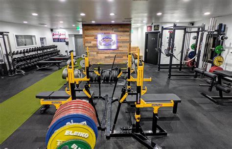 Powerlifting gyms. Power Palace is the kind of gym you'll want to work out at. When you lift weights here you are surrounded by 1980s memorabilia with old-school equipment mixed with modern weightlifting machines. Power Palace Gym is located at 120 N. Everest Road STE C, Newberg, Oregon 97132. 