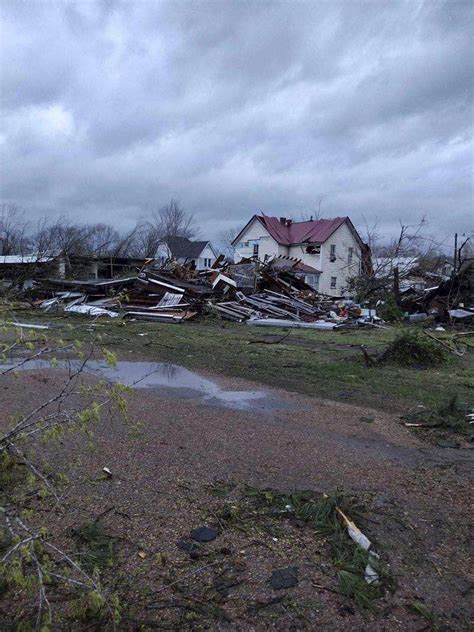 Predawn Missouri tornado kills at least 5, sows destruction