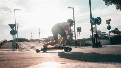 Prepara joelhos e dentes: este skate elétrico alcança 60 km/h de ...