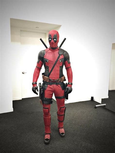 Prepare-se para a Batalha com a Fantasia de Deadpool Mais Incrível!