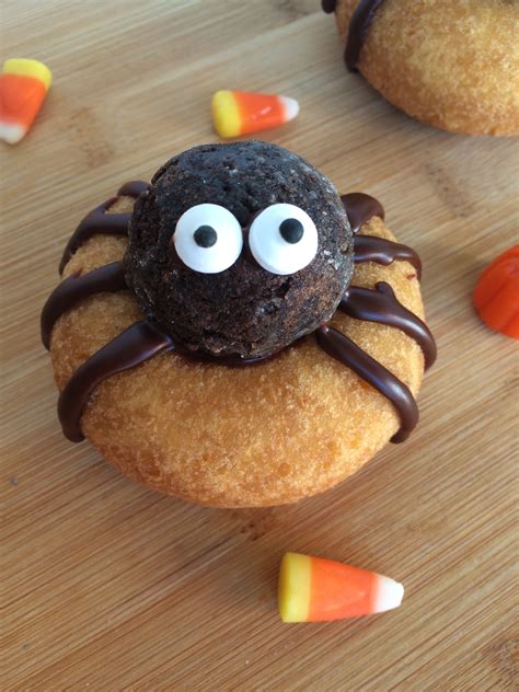Preschool students decorate spider donuts for Halloween