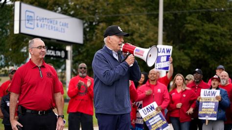 President Biden joins UAW picket line in Michigan
