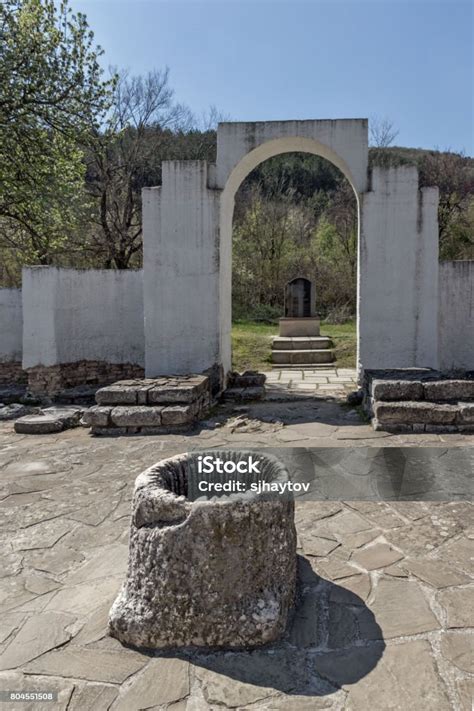 Preslav Dağı'nın güney yamacına, Vrana Nehri kıyısına kurulmuştur.