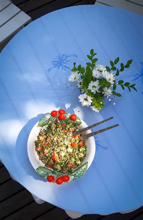 Pressa  ovan citron,  äga  vid olivolja,  krydda  samt peppar.