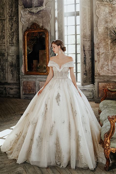 Princess bridal. The modern fairytale. Ballgowns that make you feel like a real princess. The most regal silhouette, the ballgown shape is timeless. A slim-cut bodice trims the waist, while the full bell shape skirt is designed for the … 